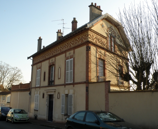 La villa o&ugrave; est mort F&eacute;licien David (3) - Le compositeur, dont on f&ecirc;te cette ann&eacute;e le 200 &egrave;me anniversaire de sa naissance (n&eacute; &agrave; Cadenet, Vaucluse, le 13 avril 1810), est mort &agrave; Saint-Germain-en-Laye le 29 ao&ucirc;t 1876, dans cette villa o&ugrave; il &eacute;tait h&eacute;berg&eacute; par Madame Tyrt&eacute;e Tastet. <br>
A l'&eacute;poque la villa (Juno) &eacute;tait situ&eacute;e 29 rue des Monts Grevets, aujourd'hui apr&egrave;s le changement de nom d'une partie de la rue, son adresse est 2 bis rue F&eacute;licien David, la villa est rebaptis&eacute;e Pavillon Bon accueil.<br>
F&eacute;licien David est inhum&eacute; dans le cimeti&egrave;re du Pecq, o&ucirc; apr&egrave;s une souscription nationale, un mausol&eacute;e a &eacute;t&eacute; &eacute;rig&eacute; en sa m&eacute;moire.