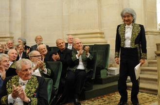 Seiji Ozawa, applaudi par ses confr&egrave;res de l'Acad&eacute;mie des beaux-arts